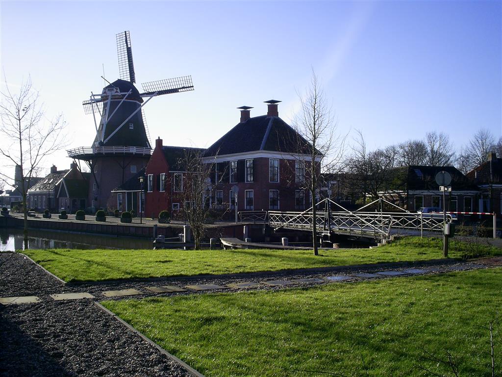 Blik op Onderdendam, over de brug rechts