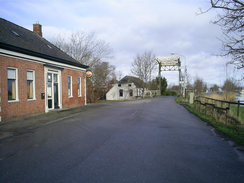 Cafe Tuitman, voor de brug links