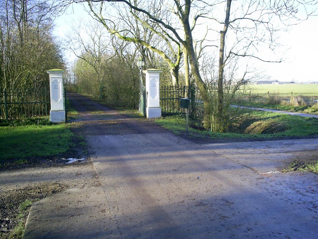 Ingang landgoed Oudebosch, betonpad rechts nemen