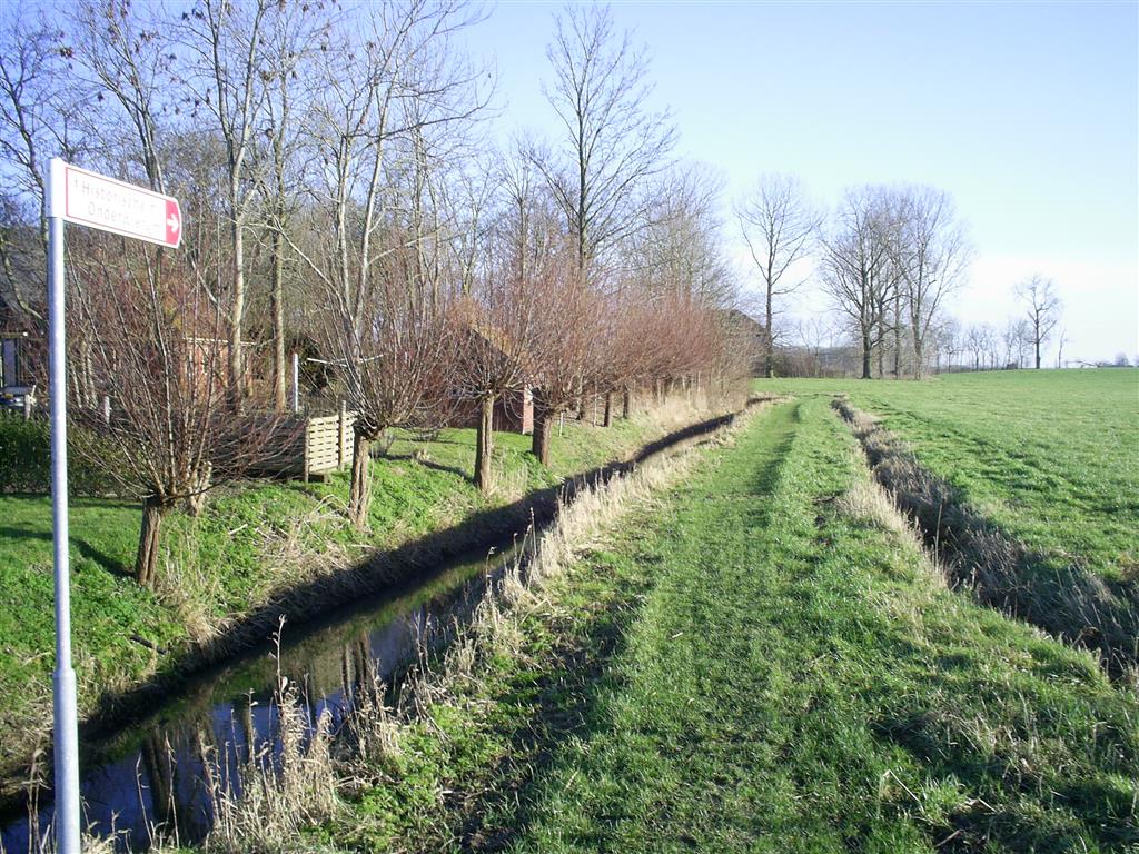 Pad naar kerkhof van Onderwierum