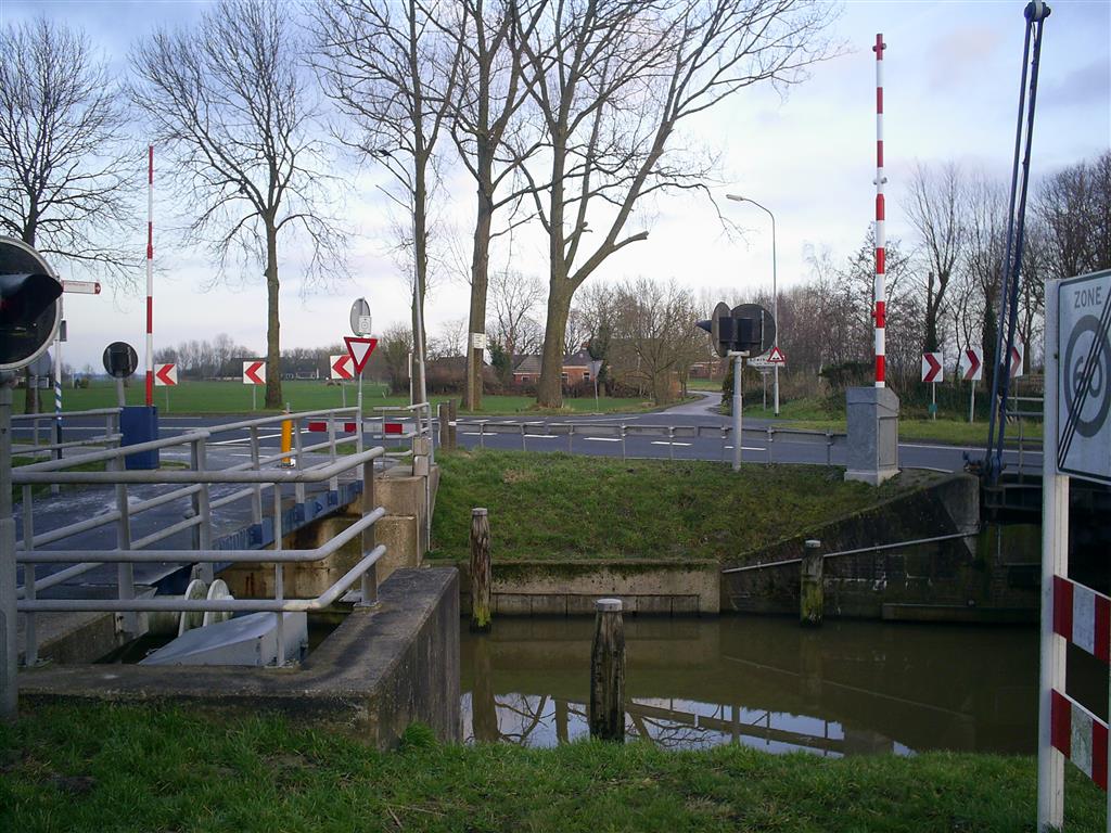 Over de fietsburg en dan rechtdoor