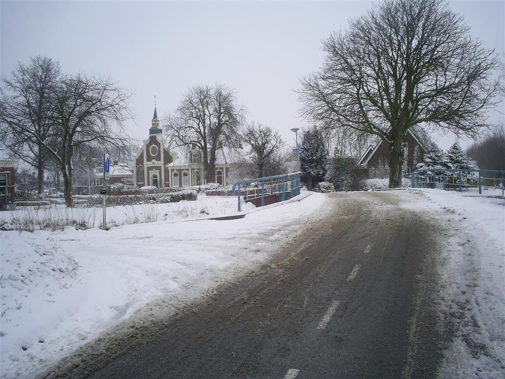 In Thesinge, voor de brug ga je links